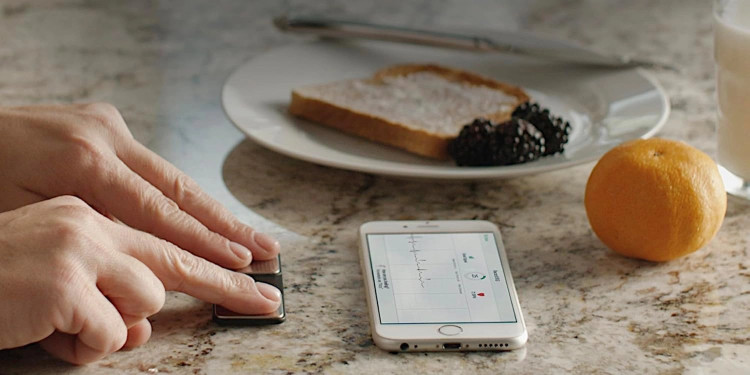 دستگاه نوار قلب AliveCor مدل KardiaMobile 6L